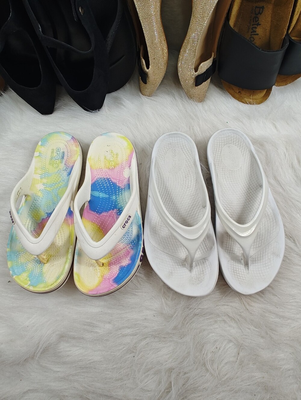 OOFOS White flip flops sandal + Crocs tie dyed flip flop sandal Bundle women 7